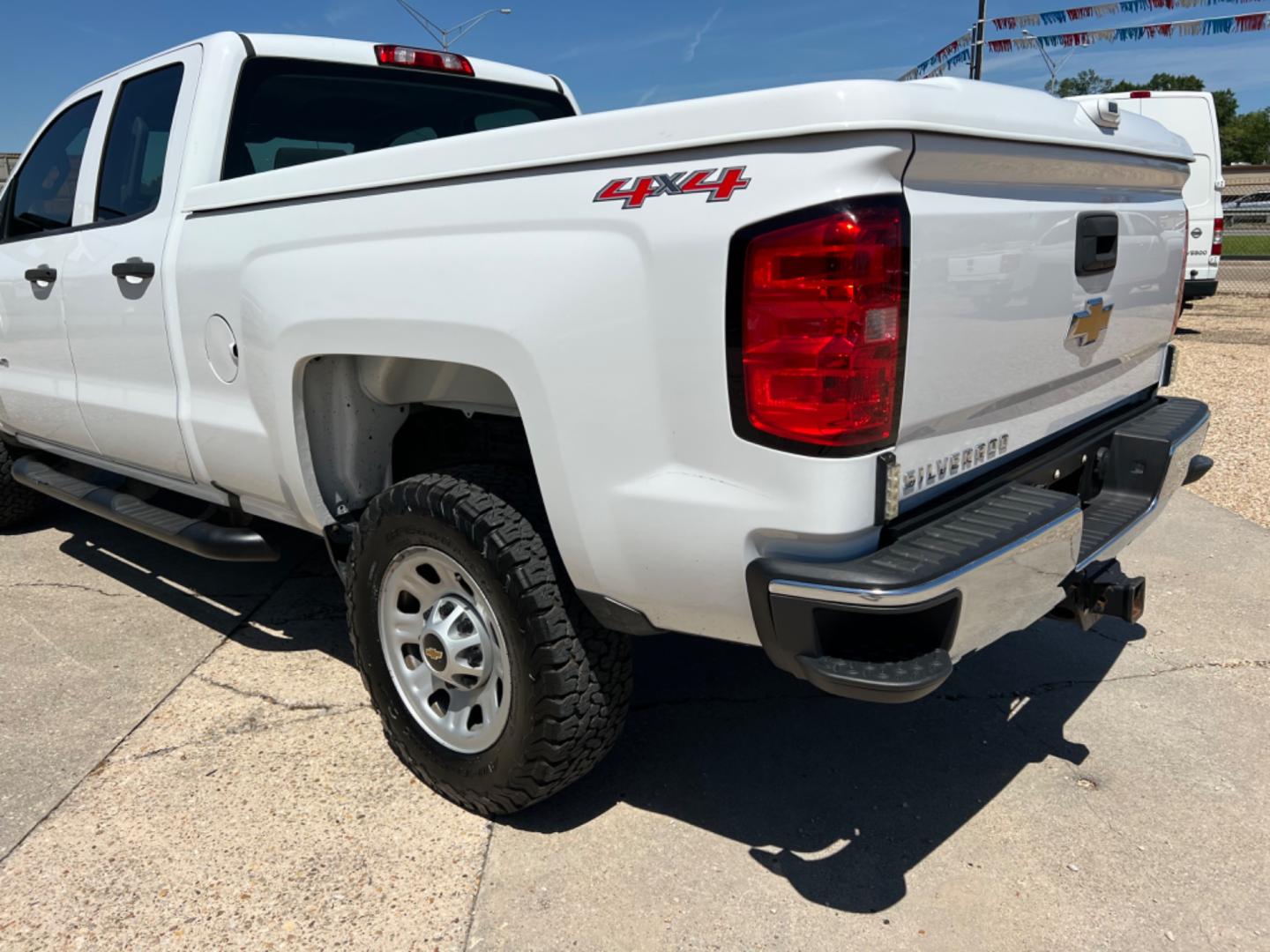 2017 White /Gray Chevrolet Silverado 2500HD W/T (1GC2KUEG4HZ) with an 6.0 V8 engine, Automatic transmission, located at 4520 Airline Hwy, Baton Rouge, LA, 70805, (225) 357-1497, 30.509325, -91.145432 - 2017 Chevrolet Silverado 2500HD Double Cab 4X4 6.0 V8 Gas, 138K Miles, Power Windows, Locks & Mirrors, Cold A/C, Tow Pkg, ARE Bed Cover, Good Tires. FOR INFO PLEASE CONTACT JEFF AT 225 357-1497 CHECK OUT OUR A+ RATING WITH THE BETTER BUSINESS BUREAU WE HAVE BEEN A FAMILY OWNED AND OPERATED BUSINESS - Photo#7